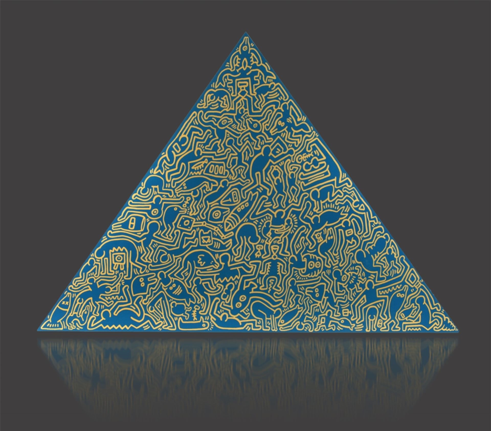 Keith Haring, “Pyramid”dreieckige Aluminiumplatte, vollflächig mit für den Künstler typischen