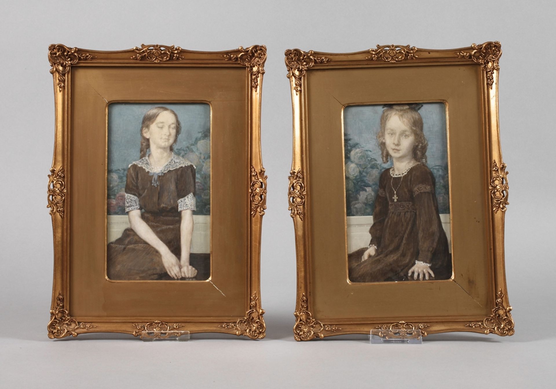 Gudmund Hentze, Paar Mädchenportraitsjeweils vor einem Blumengemälde sitzendes Mädchen in der Mode