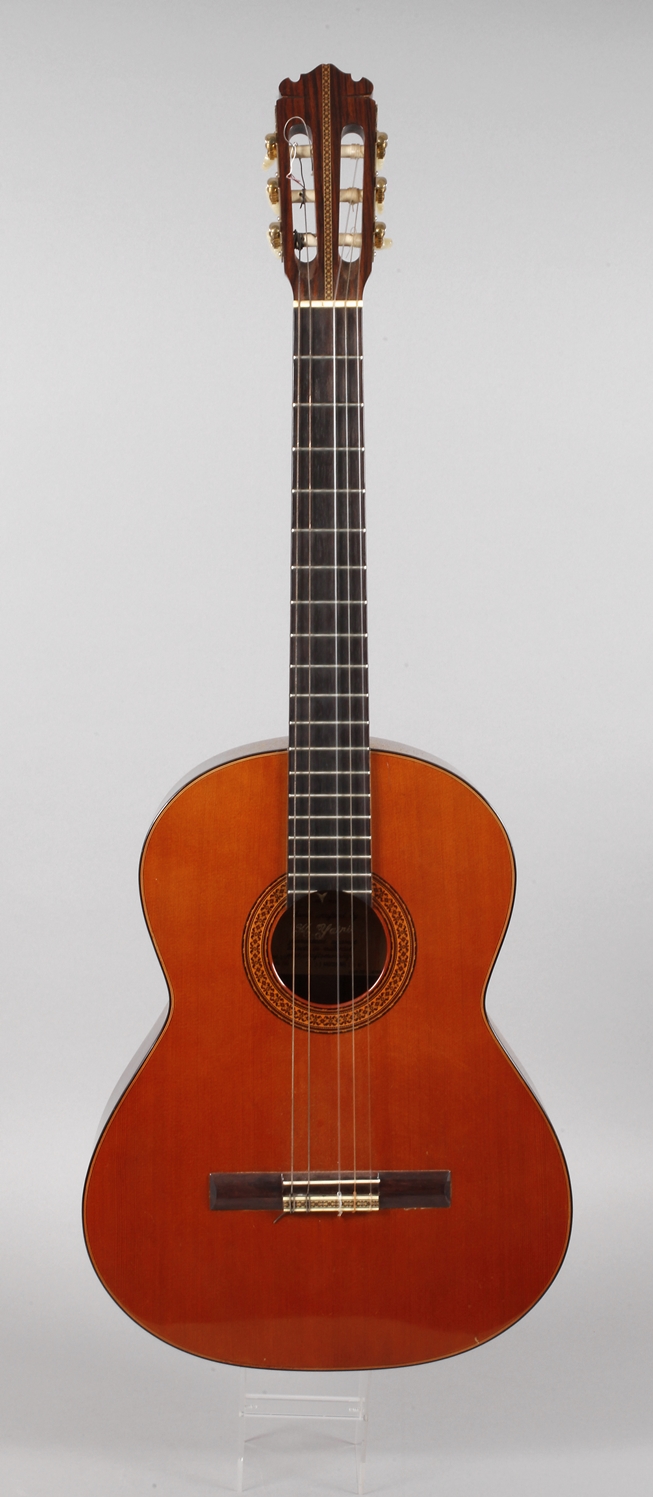 GitarreJapan, innen auf Klebezettel H. Yaini, Modellnummer Y70, Seriennummer 5234, datiert 1973,
