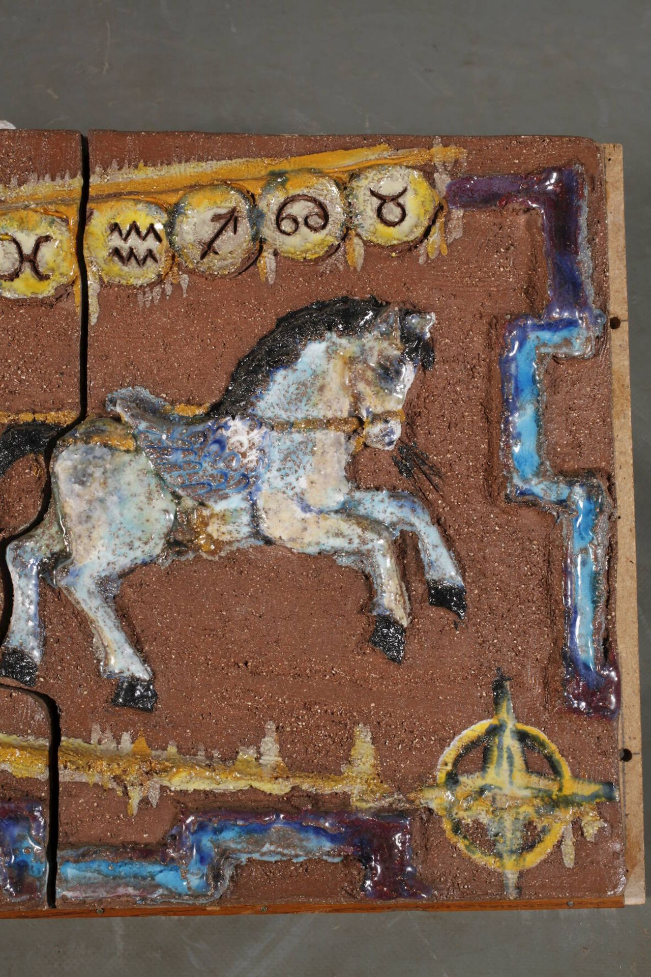 Wandrelief TerrakottaMitte 20. Jh., aus drei Fliesen zusammengesetzt, reliefiertes Motiv mit - Bild 3 aus 5