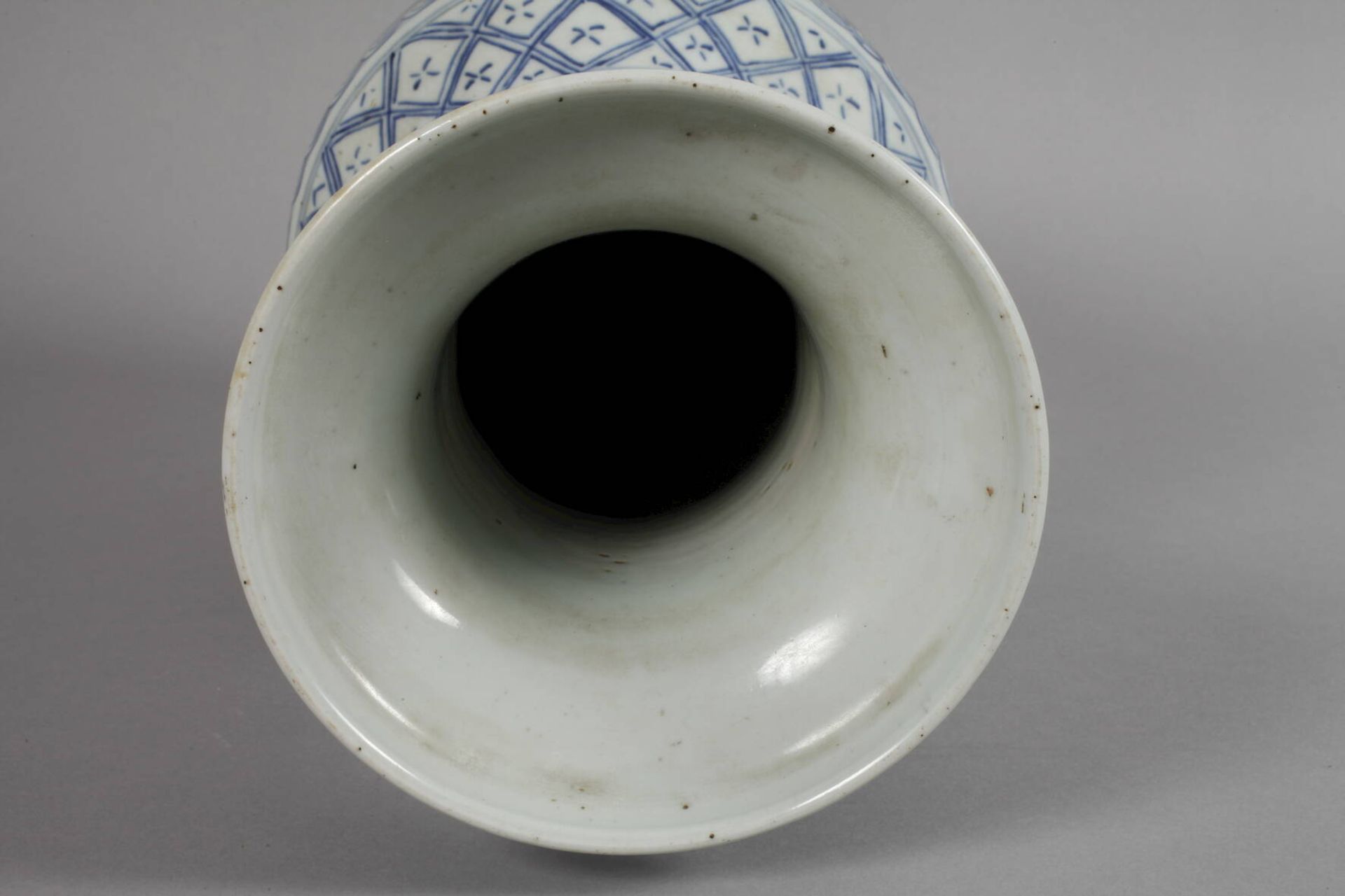 Vase ChinaEnde 19. Jh., ungemarkt, Weißporzellan in kobaltblauer Unterglasurmalerei, leicht - Image 5 of 6