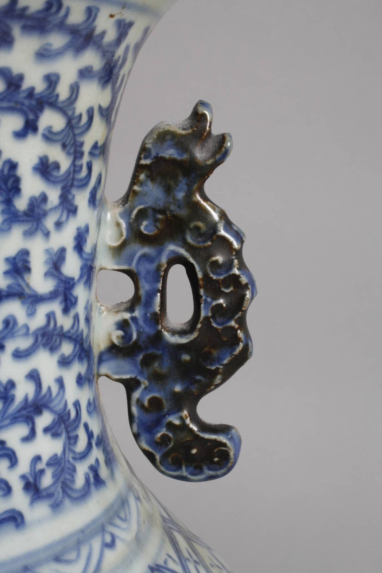 Vase ChinaEnde 19. Jh., ungemarkt, Weißporzellan in kobaltblauer Unterglasurmalerei, leicht - Bild 6 aus 6