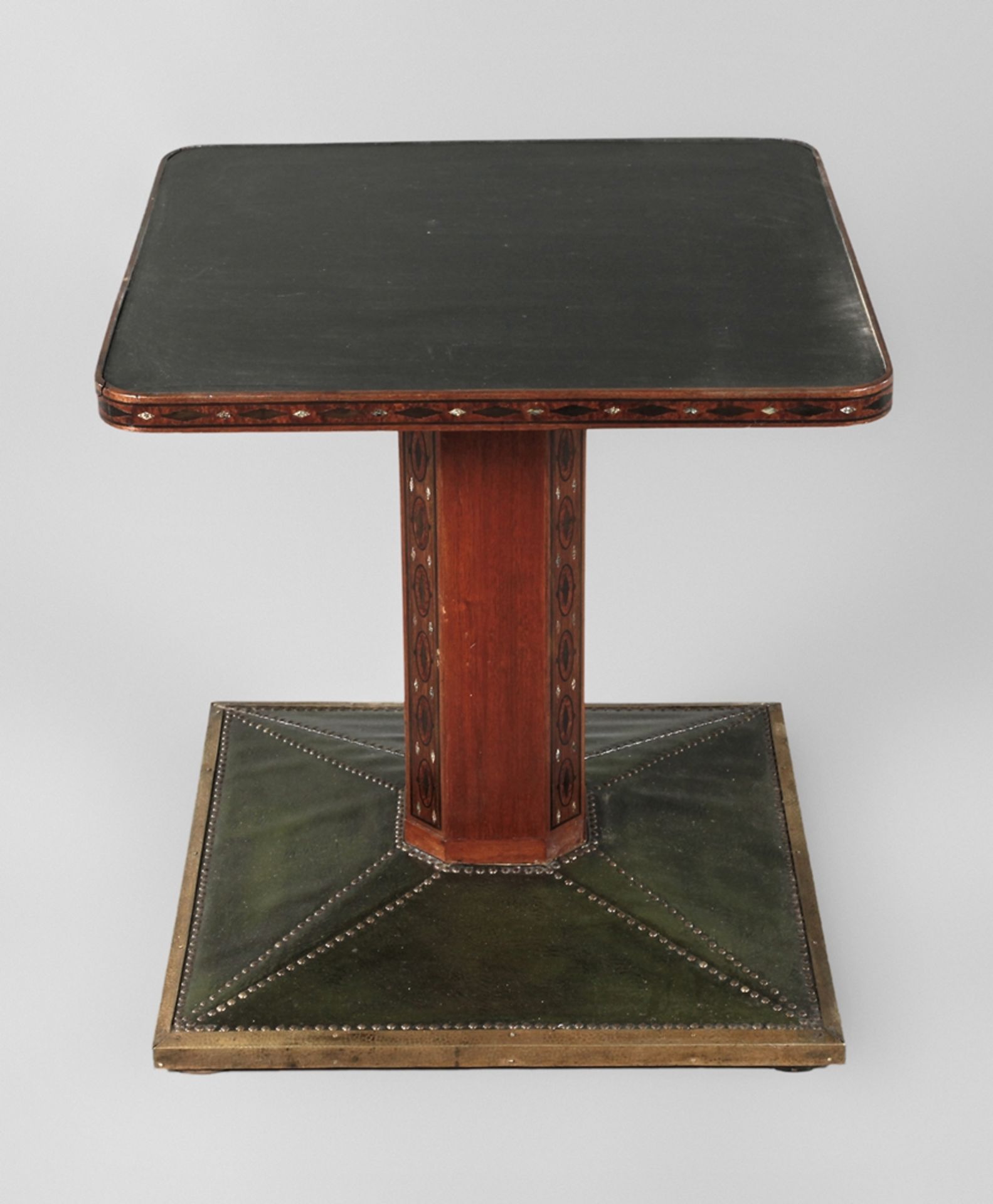 Rauchtisch Jugendstilum 1905, niedriges Tischchen auf quadratischem Fuß, Messingstoßleiste, grüne