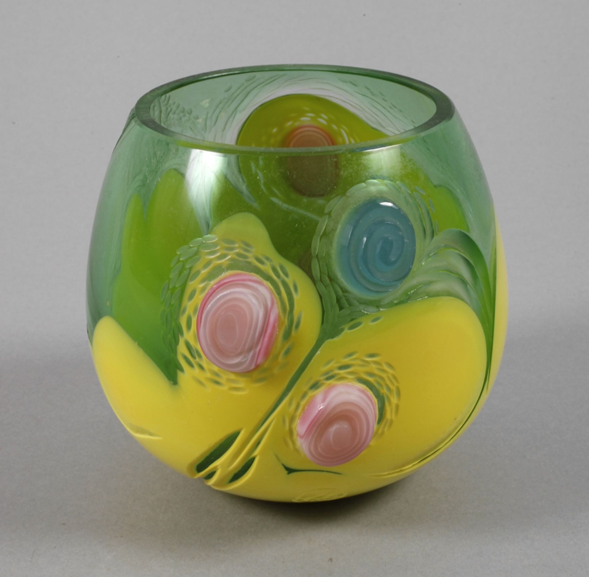 Vase Studioglasdatiert 2000, Herstellermonogramm JV., farbloses Glas, grün und gelb überfangen,