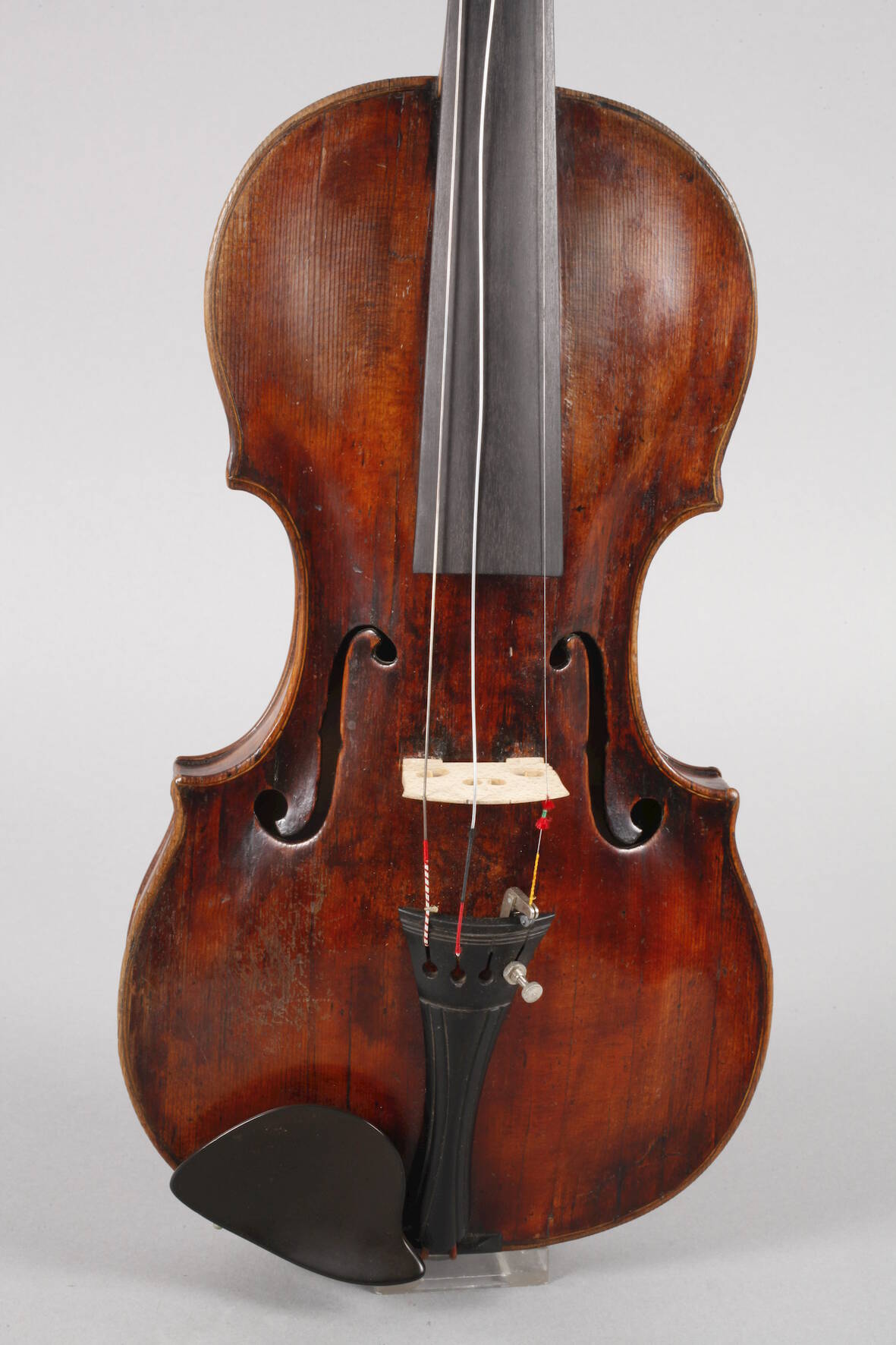 Violine im Etuiwohl 18. Jh., ohne Zettel, geteilter, kaum geflammter Boden in mittelbraunem Lack, - Image 2 of 7