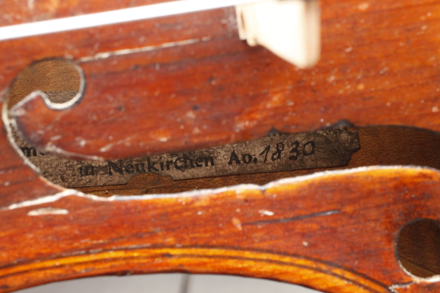 Violineauf Klebezettel bez. Johann Adam Reichel, musicalischer Instrumentenmacher in Neukirchen anno - Image 8 of 8