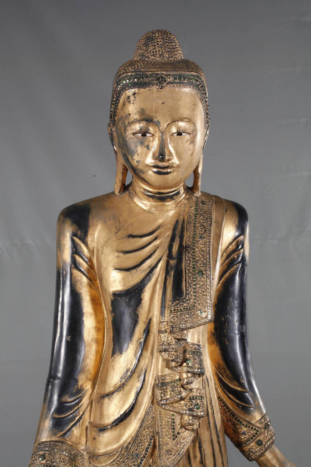 Geschnitzte Buddhaplastikum 1900, im Mandalay-Stil gefertigt, Holz geschnitzt, dunkel gefasst und - Image 2 of 4