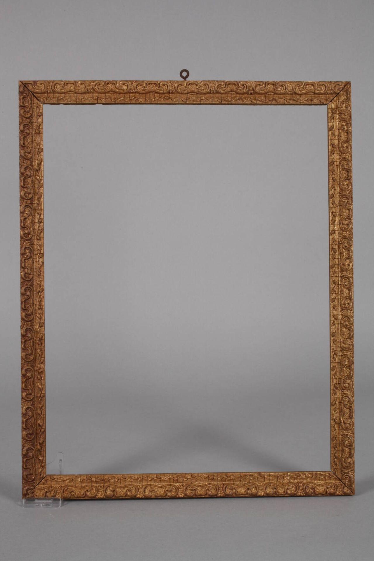 Drei StuckleistenEnde 19. Jh., ca. 2,5 cm breite, leicht steigend profilierte gestuckte Holzleisten, - Bild 3 aus 5