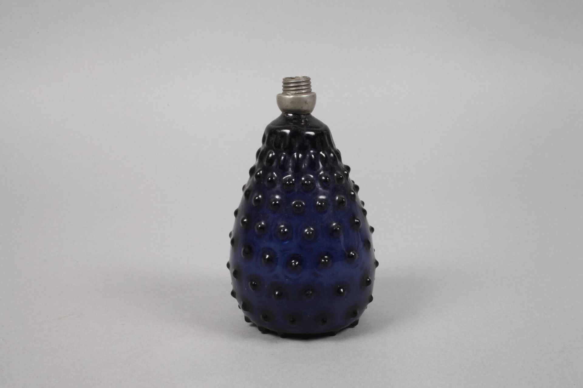 Alpenländische ""Warzenflasche""Schnapsflasche, 17. Jh., blaues Glas, eingestochener Boden mit - Image 2 of 6