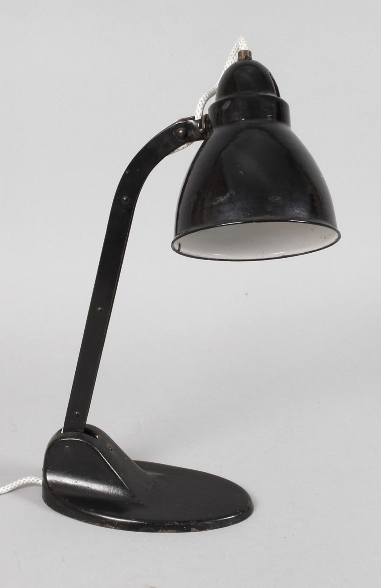 Schreibtischlampeum 1930, am Boden bezeichnet Viktoria-Lampe, geschwärzter Eisengussfuß, mit