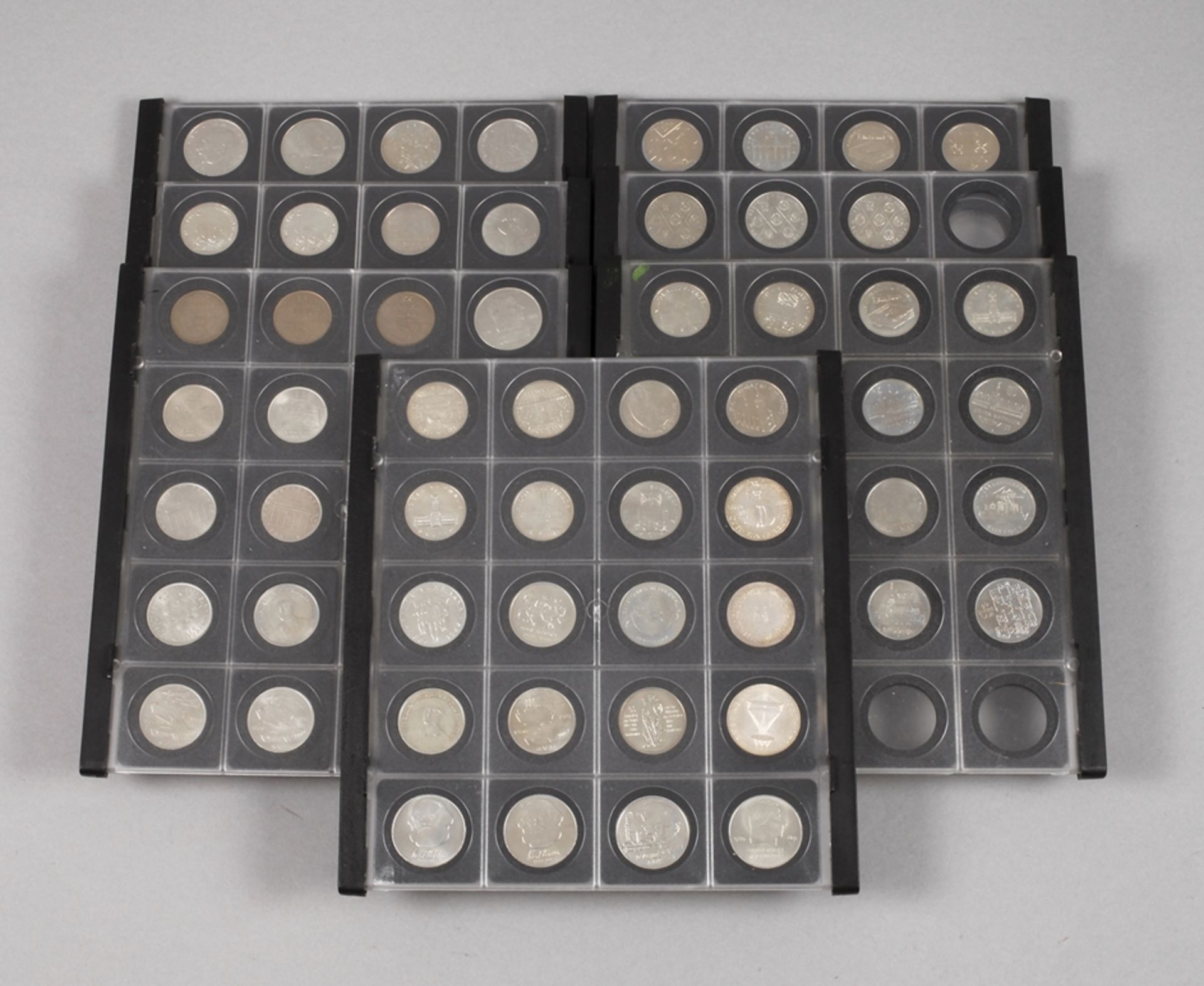 Sammlung DDR-Gedenkmünzen119 Stück in 7 Tafeln, darunter 10 Mark Otto von Guericke 1977, Albrecht