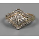 Damenring mit Diamantenum 2000, Gelbgold gestempelt 585, ca. 13 mm hoher Ringkopf, besetzt mit