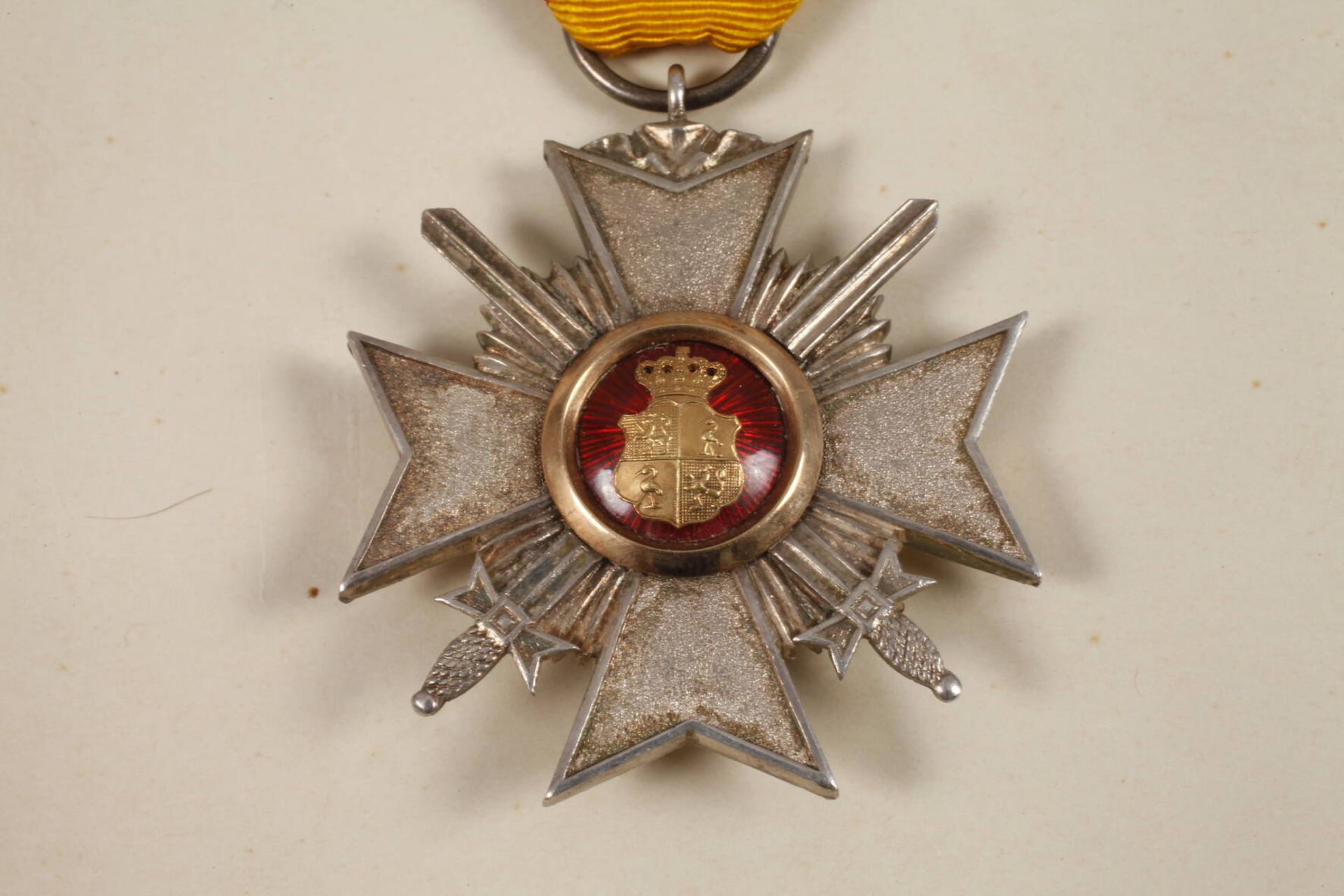 Reußisches Ehrenkreuz III. Klasse mit Schwerternund Besitzurkunde, datiert Schloss Osterstein, 10. - Bild 5 aus 5
