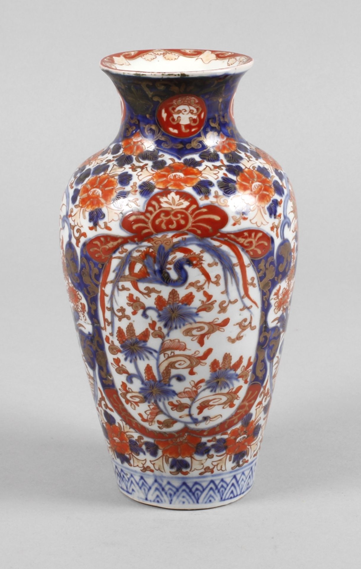 Vase Imari19. Jh., ungemarkt, Porzellan in kobaltblauer Unter- und korallfarbener