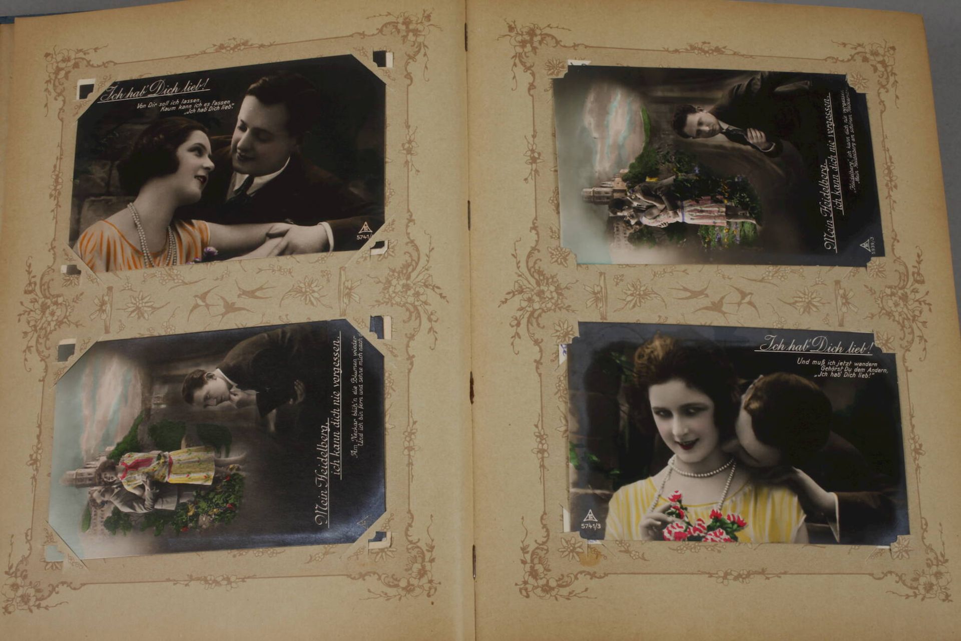 Ansichtskartenalbumvor 1945, ca. 300 Motiv-, Serien- und Kitschpostkarten in gut erhaltenem Album um - Image 3 of 11