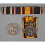 Drei Abzeichen ReußSilberne Verdienstmedaille mit Schwertern und Bandstück, Interimsspange zu vier