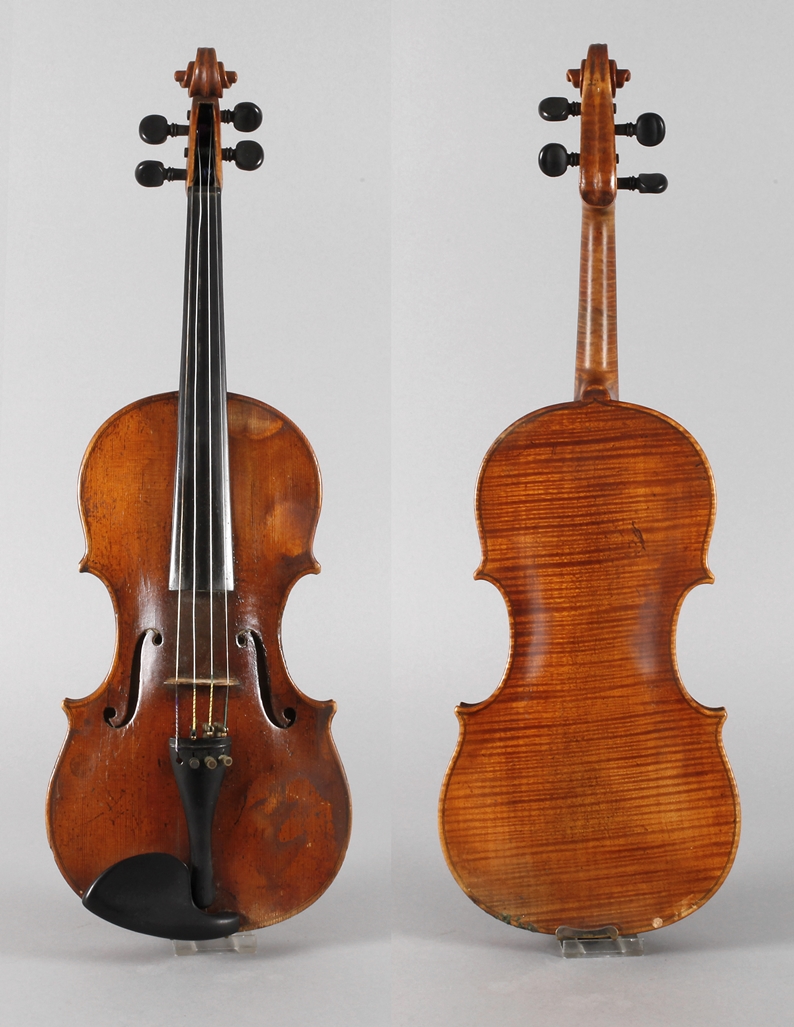 Violine im Etuiwohl um 1800, innen auf Modellzettel bezeichnet Andreas Guanerius fecit Cremone 1691,