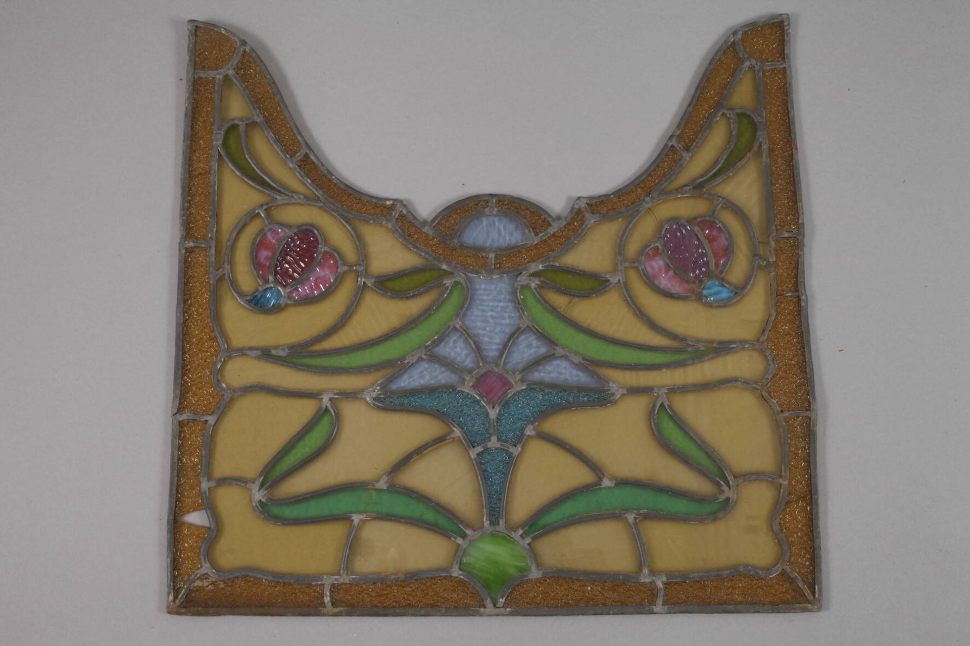 Bleiglasfensterum 1900, florale Motive aus Farb- und Ornamentglas, dreiteilig, ohne Rahmen, rest. - Bild 2 aus 4
