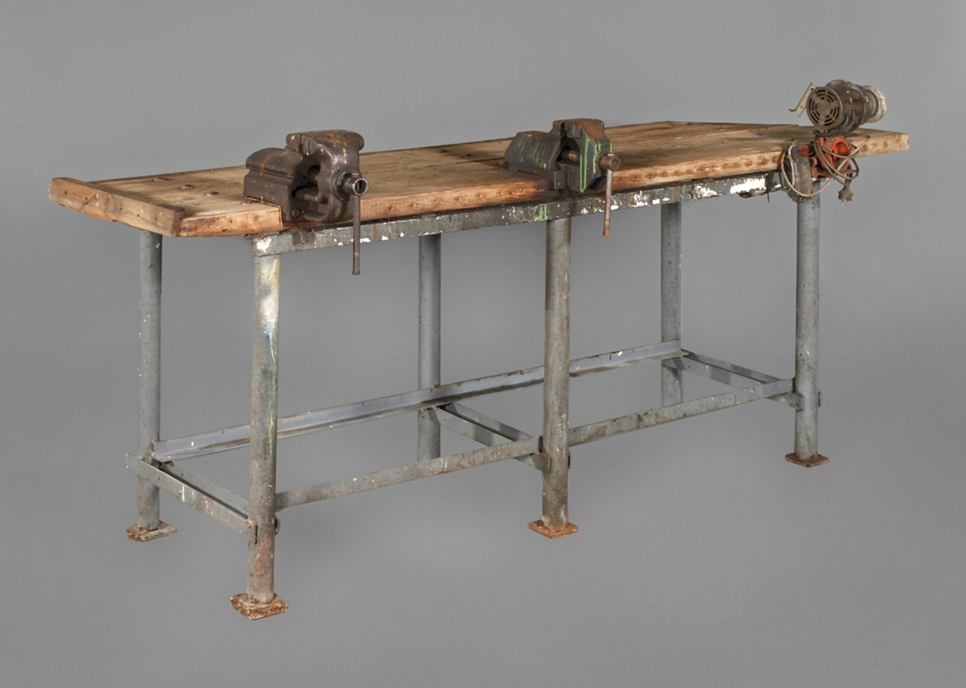 Großer Werktischum 1920, lackiertes Eisengestell, 6 cm starke Arbeitsplatte aus Weichholzbohlen, mit