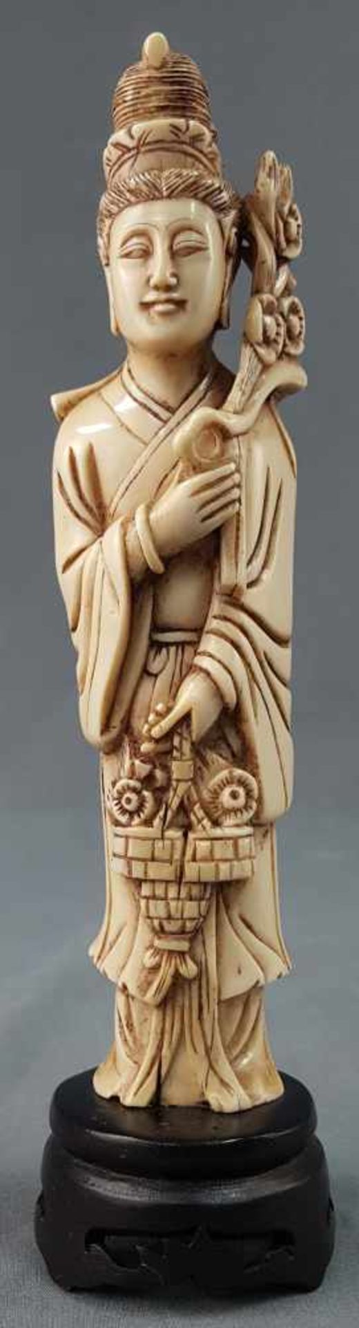 Lady with flowers. East Asia. China / Japan? Ivory. Old, around 1920.