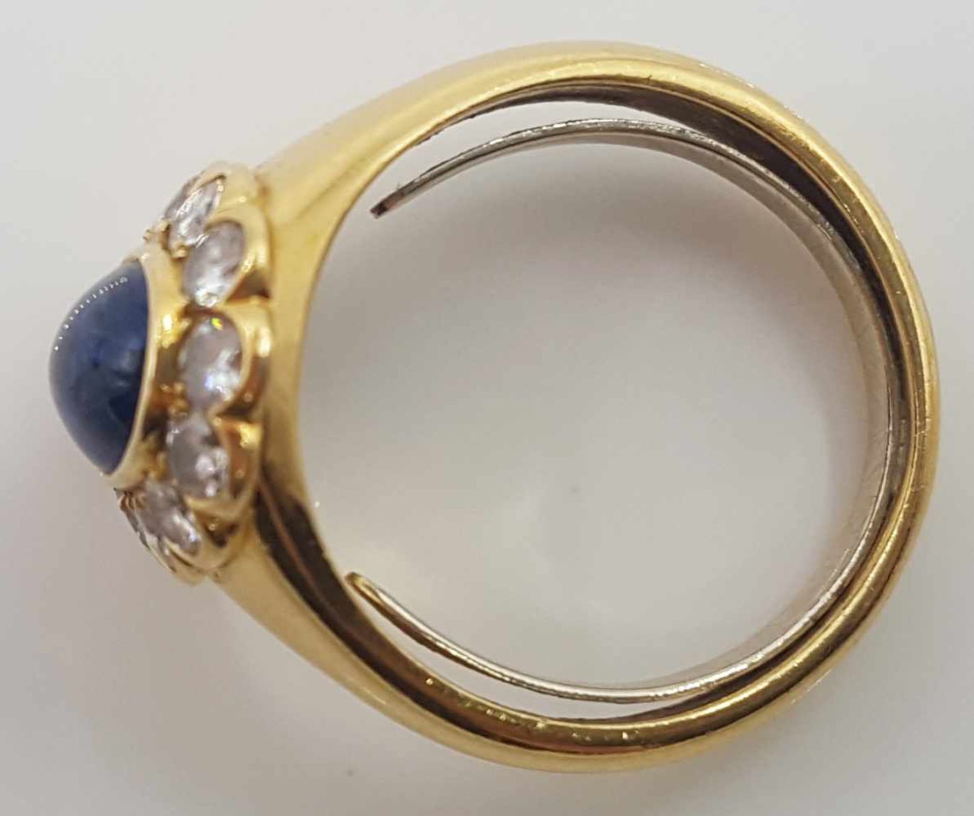 Yellow gold 750 ring with a Sapphire cabochon framed by 12 diamonds. - Image 3 of 7