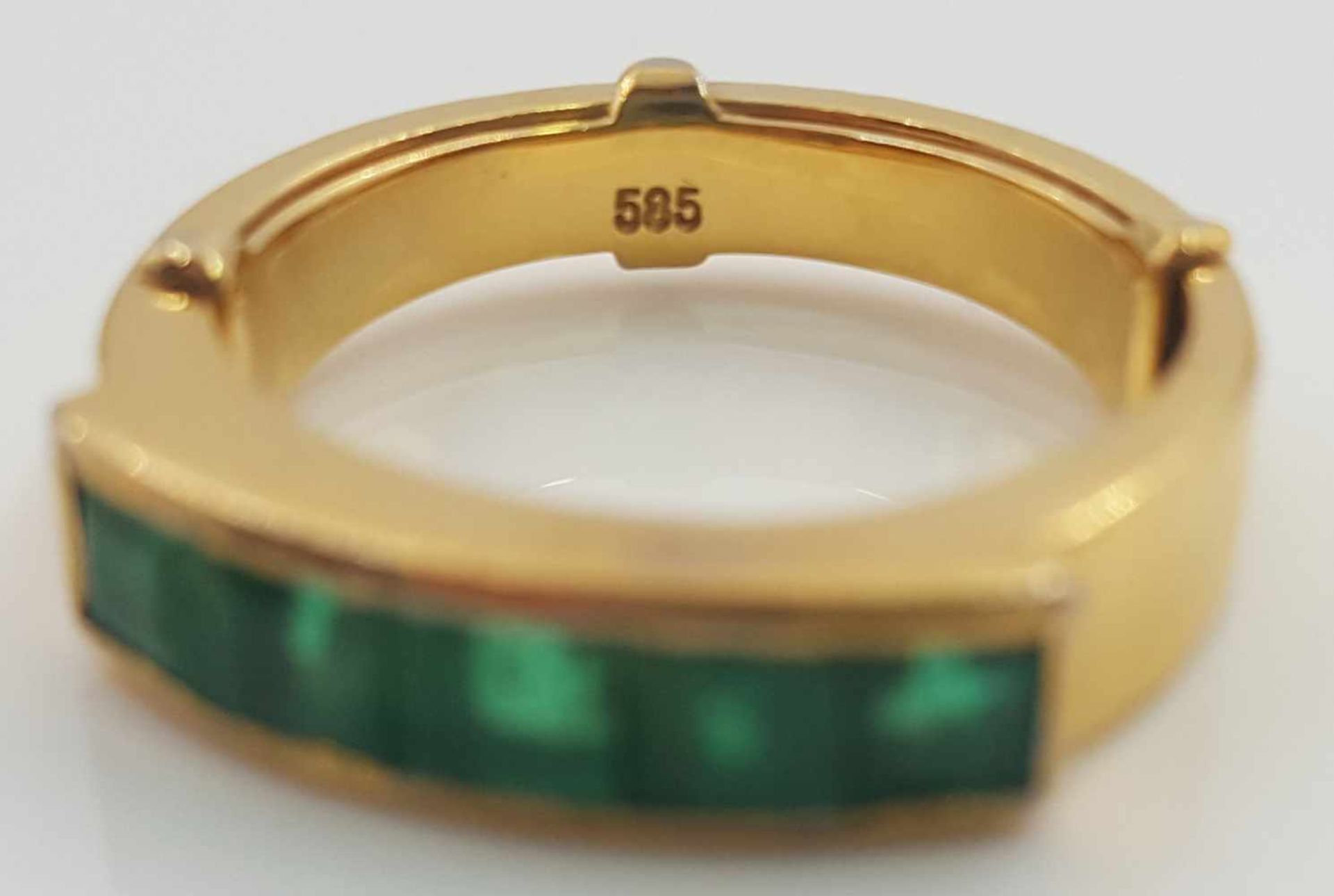 Ring, yellow gold 585, set with 5 princess cut emeralds. - Bild 4 aus 6