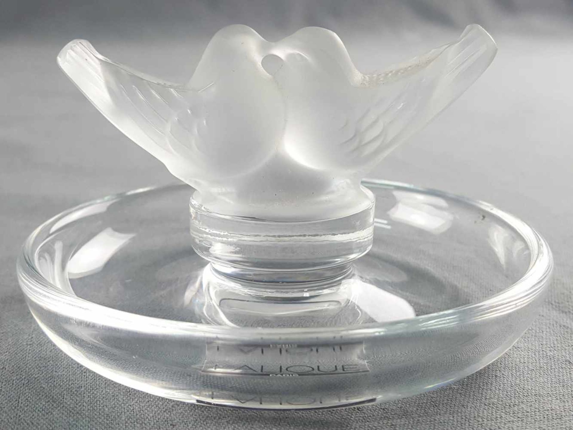 "Bird Kiss". Glass by Lalique. 9.5 cm diameter. - Image 7 of 10