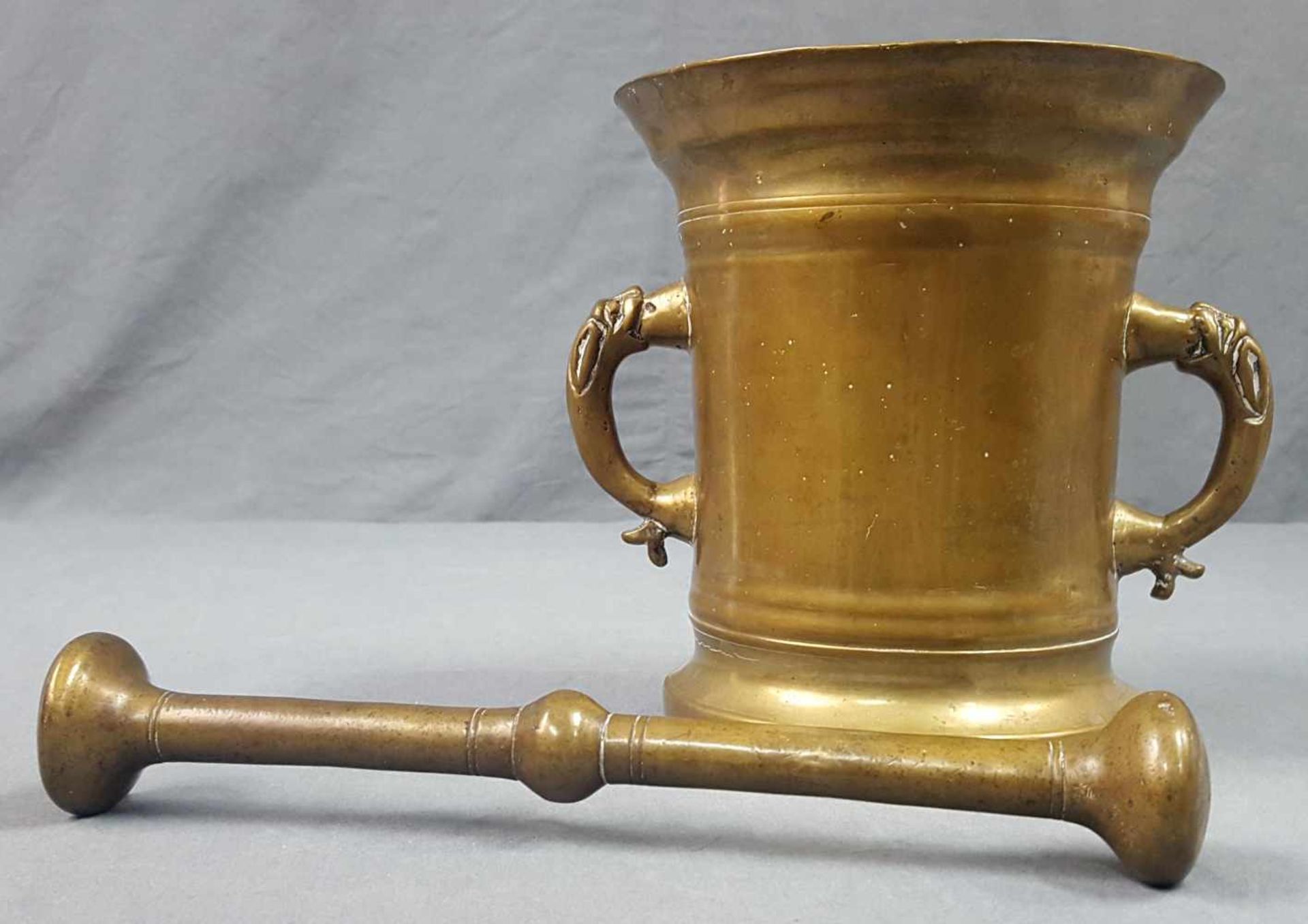 Mortar with pestle. Brass. Probably 19th century. - Bild 5 aus 7