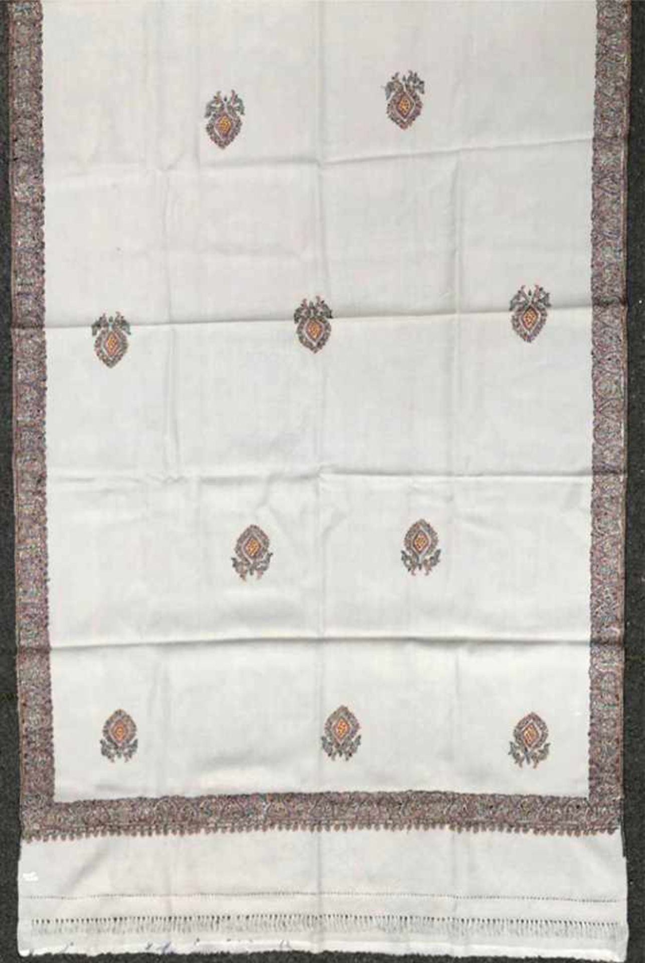 2 textiles. A silk sarong and a Pashmina scarf. - Image 2 of 10