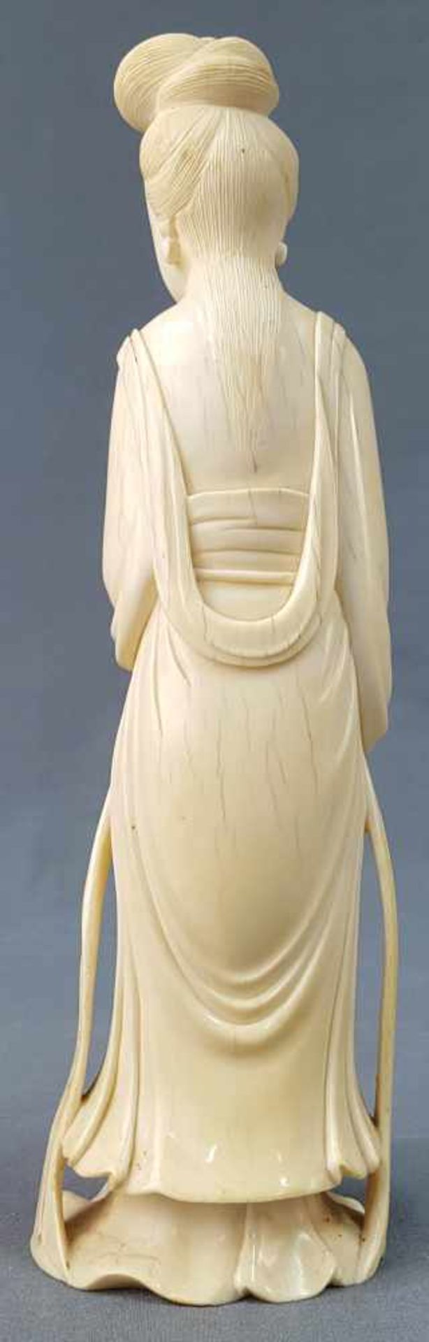 Lady in a long robe. China / Japan. Ivory. Old, around 1920. - Image 3 of 6