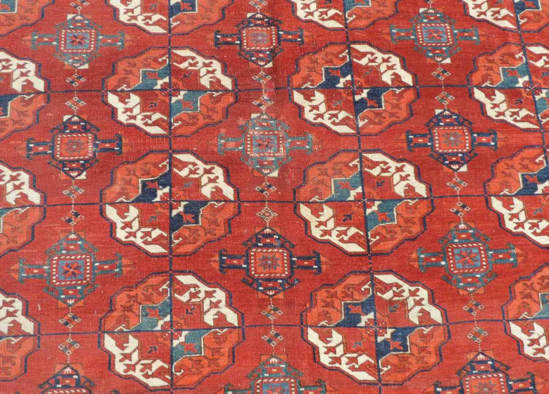 Tekke main carpet. Turkmenistan. Antique. 1st half of the 19th century or earlier. - Bild 4 aus 11