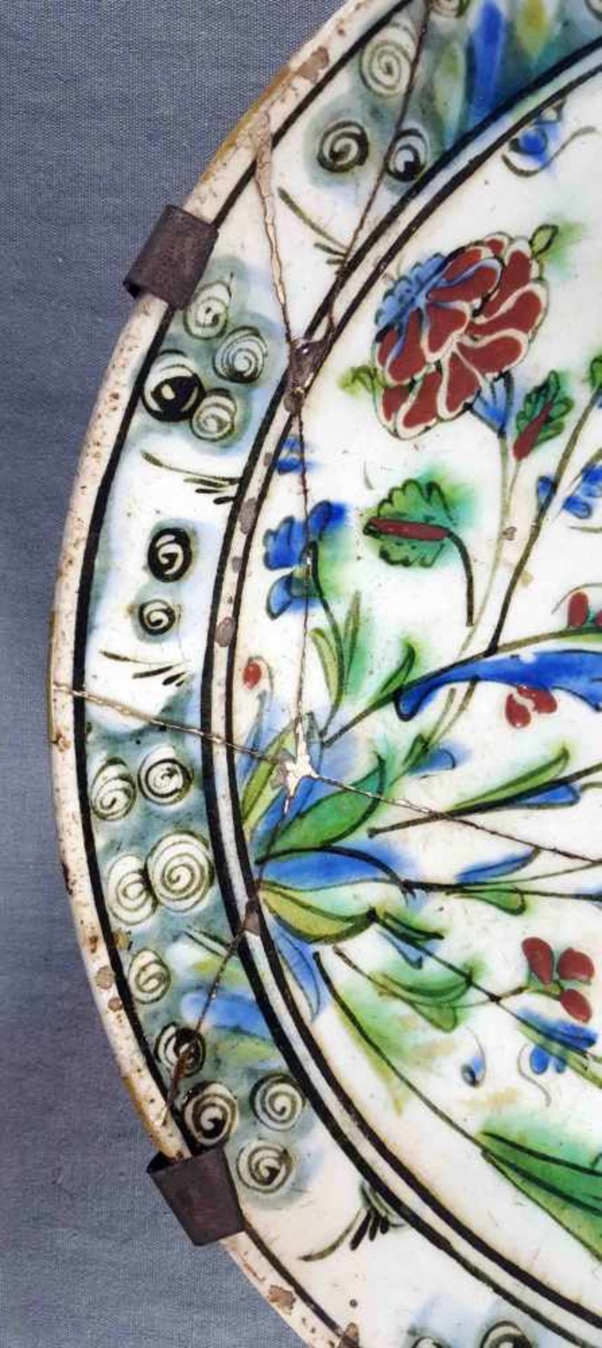 Iznik plate / plate. Ottoman Empire, Turkey around 1600. - Image 3 of 4