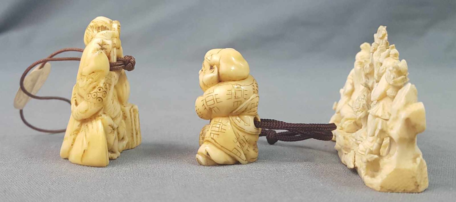 Three netsuke. Probably Japan, old. Up to 9 cm long. - Image 4 of 11