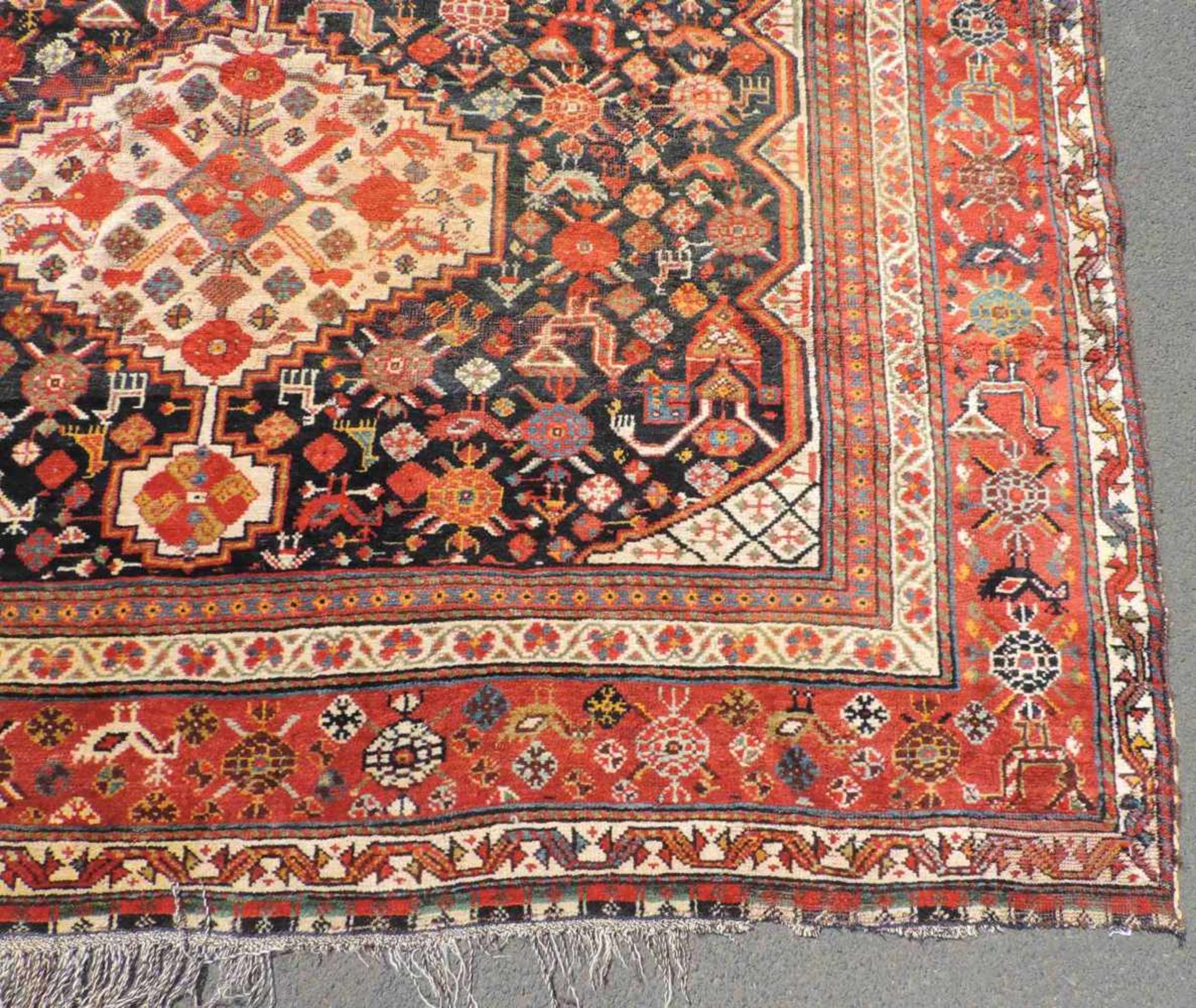 Khamseh Persian carpet. Iran. Antique, around 1900. - Bild 6 aus 12