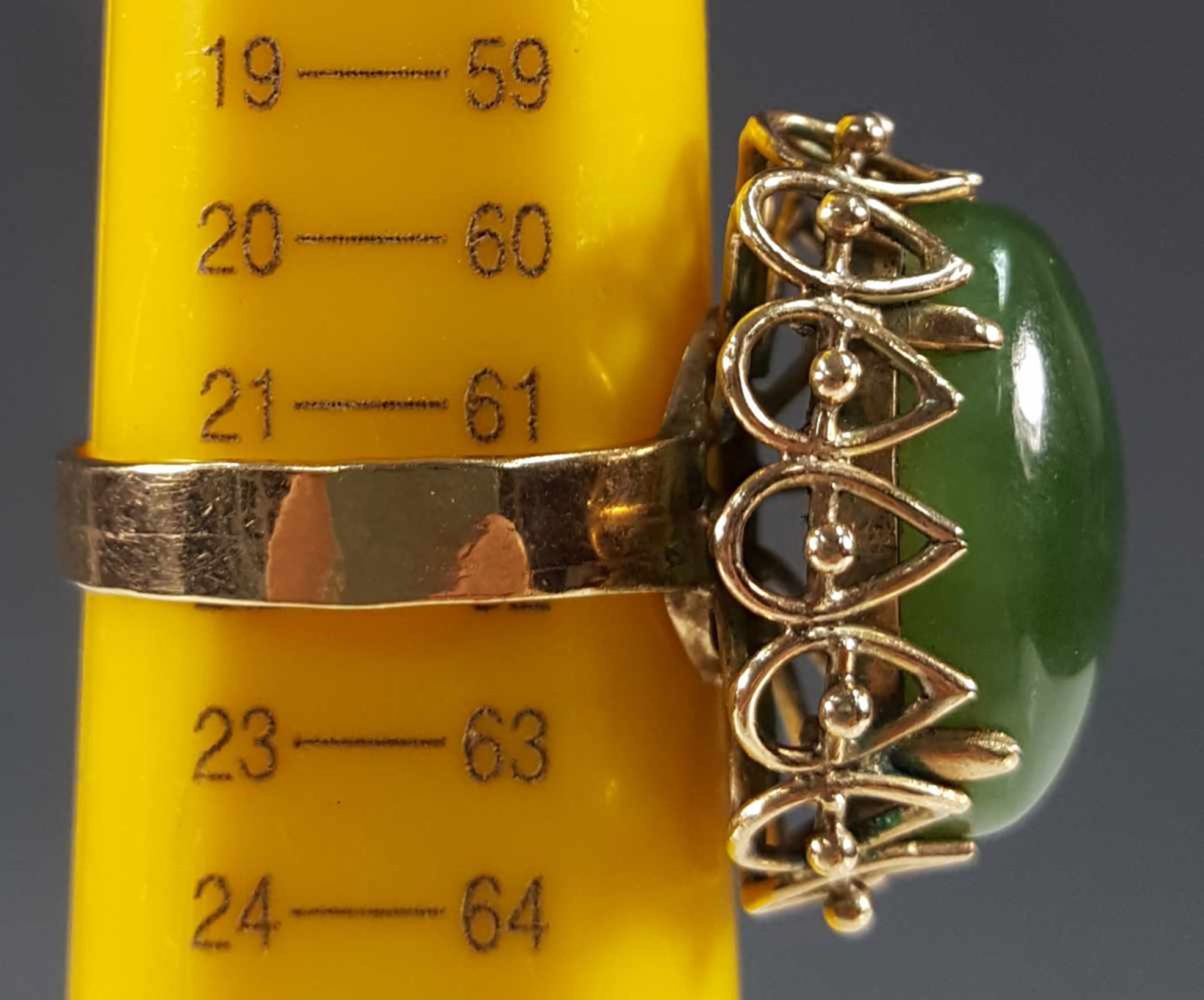 Ring and three-row chain. Jade and yellow gold 18 carat. - Image 5 of 14