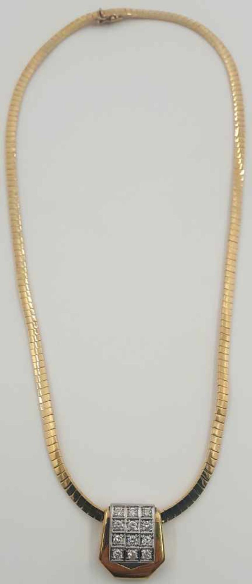 Necklace, 750 yellow gold and pendant with 12 diamonds.