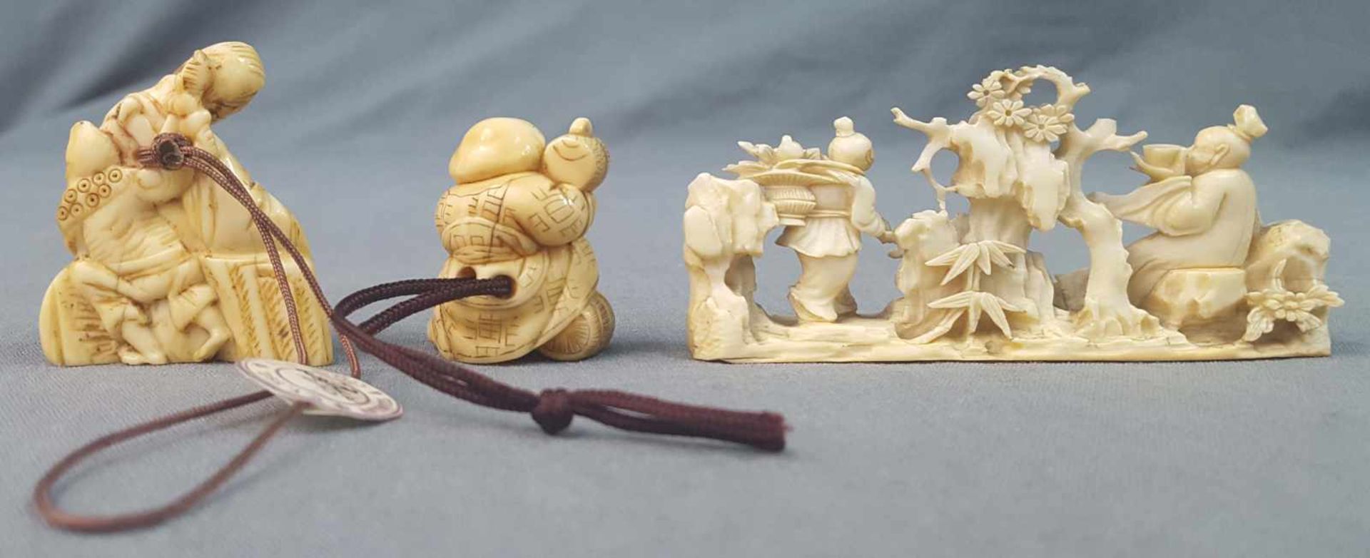 Three netsuke. Probably Japan, old. Up to 9 cm long. - Image 5 of 11