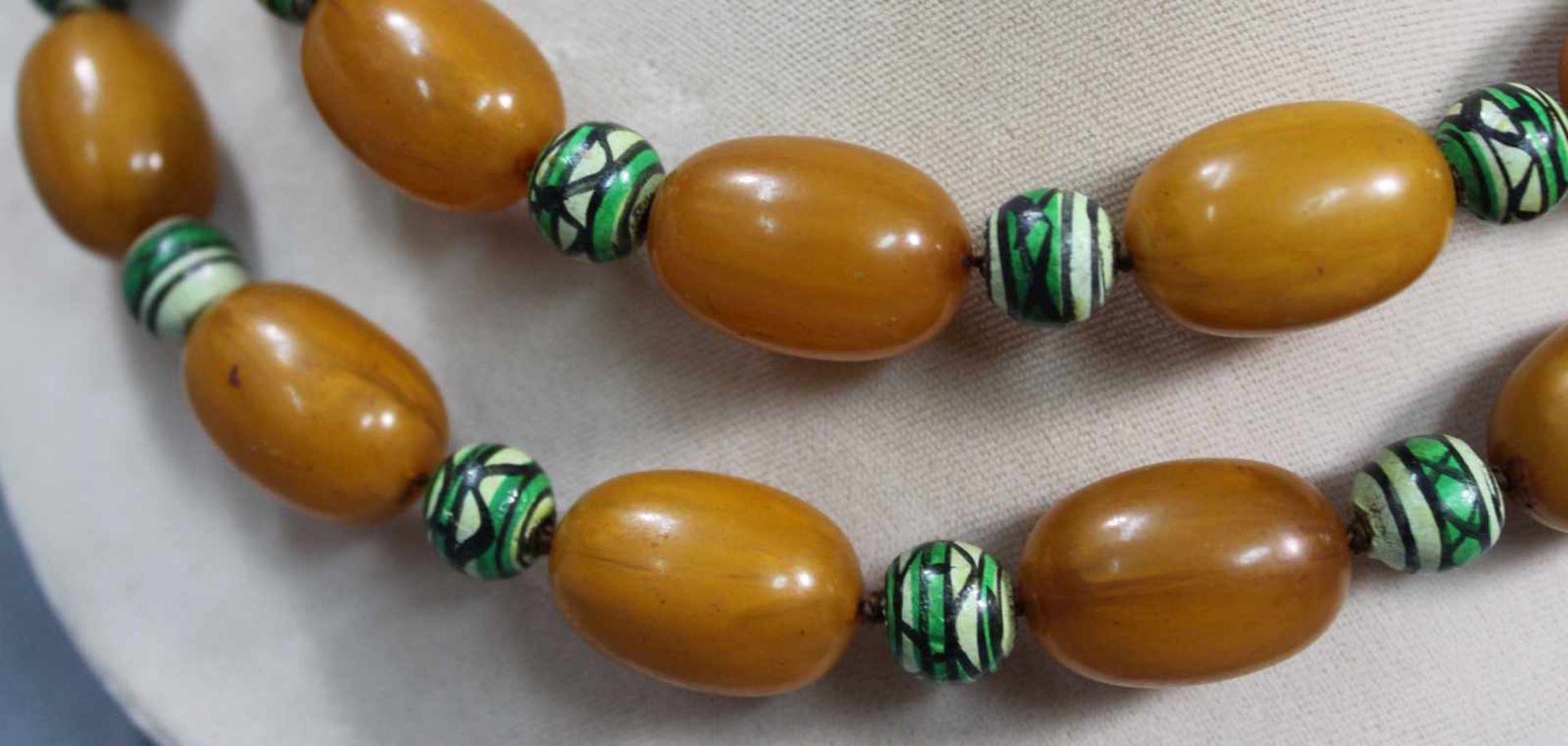 Amber necklace with additional green balls. - Image 2 of 5