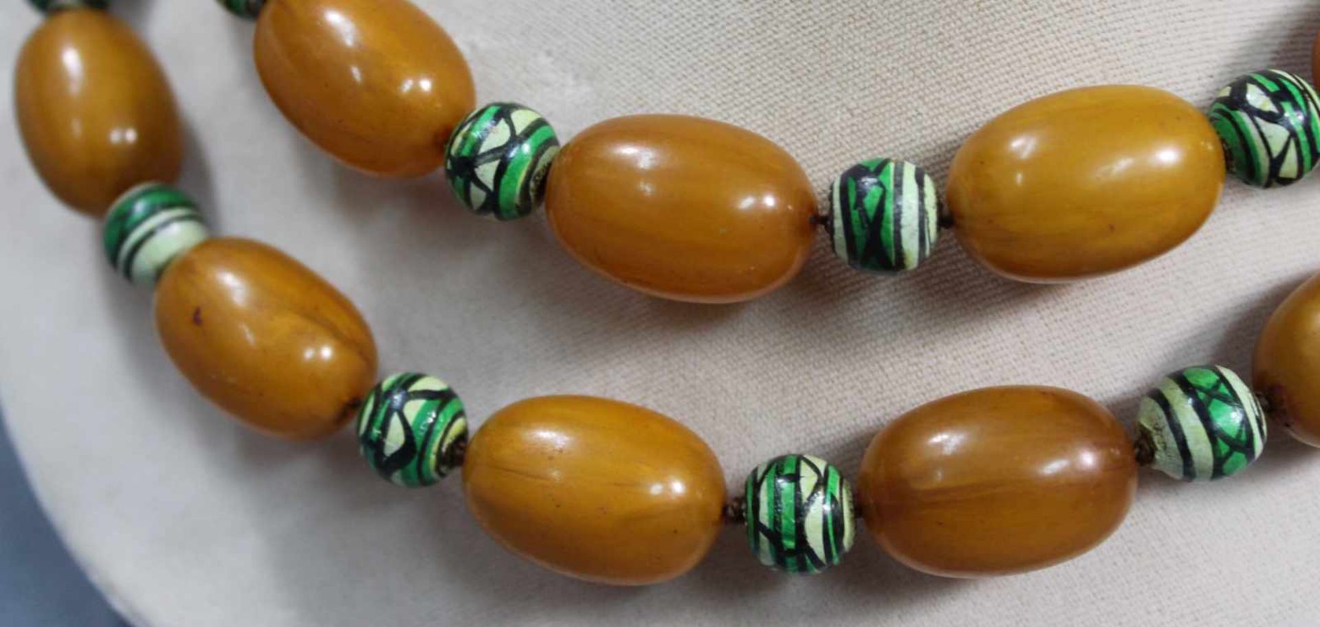 Amber necklace with additional green balls. - Bild 2 aus 5