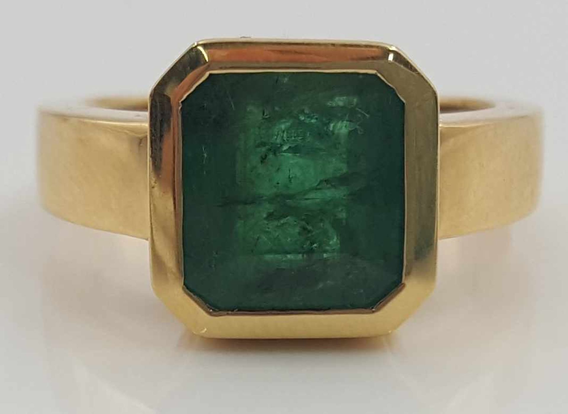 Emerald Ring, 750 Yellow Gold. The stone is circa 3 carats.