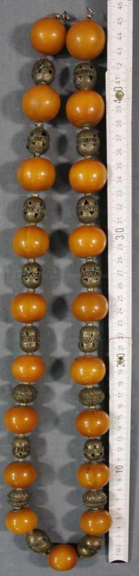 Amber necklace. Intermediate balls probably silver. Egypt. - Bild 4 aus 5