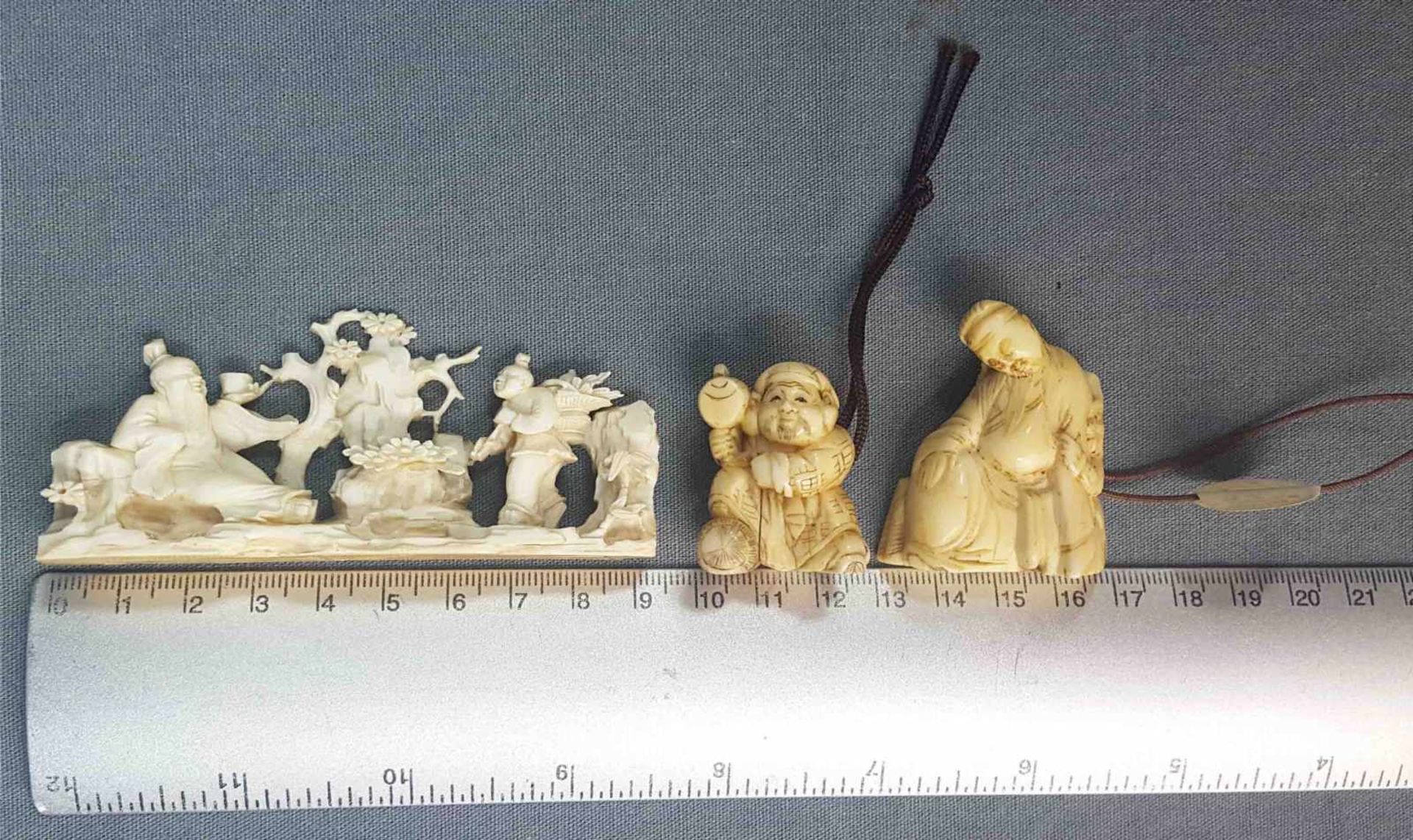 Three netsuke. Probably Japan, old. Up to 9 cm long. - Image 3 of 11