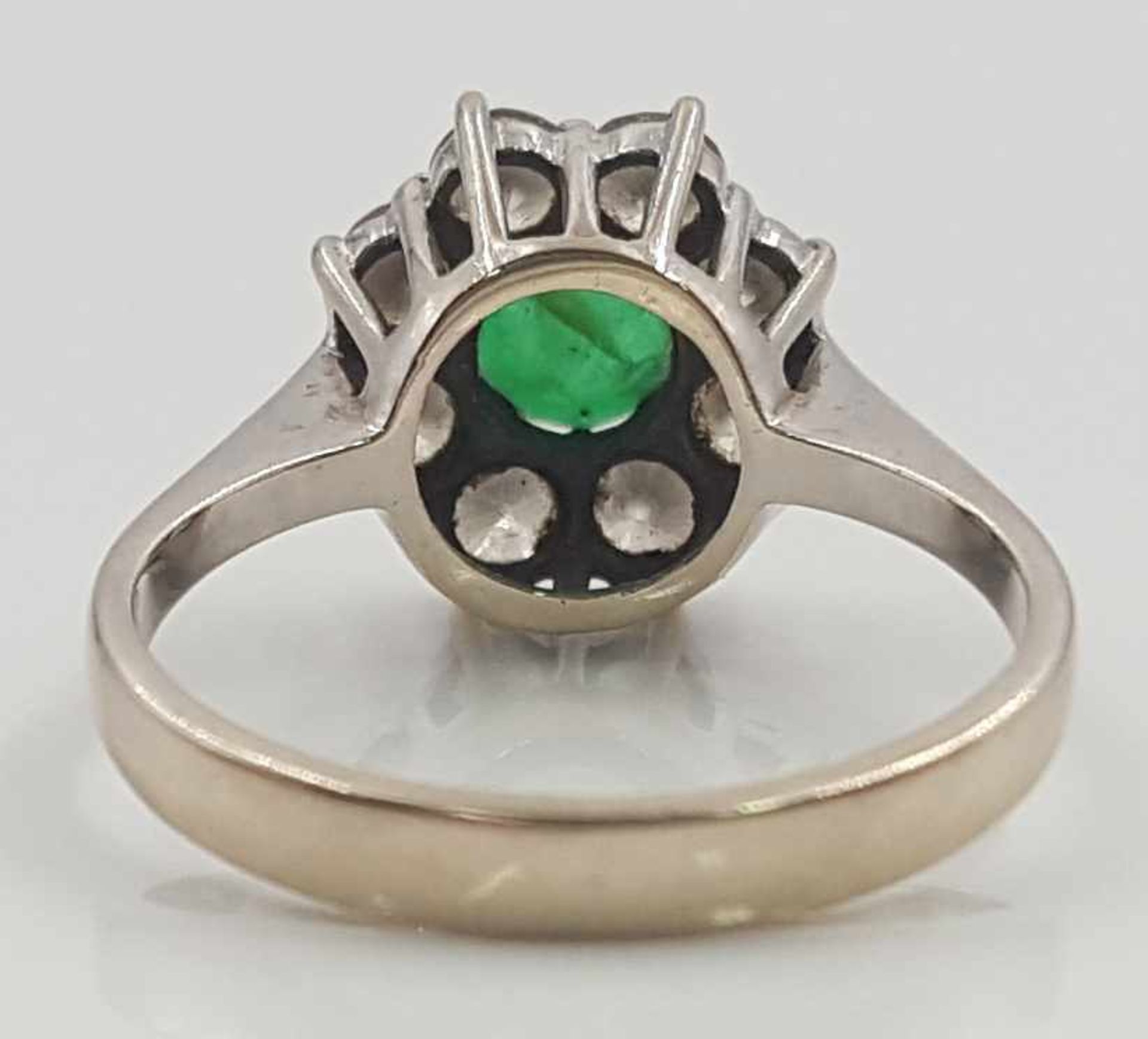Ring, white gold 585, with central emerald and 8 diamonds. - Image 2 of 7
