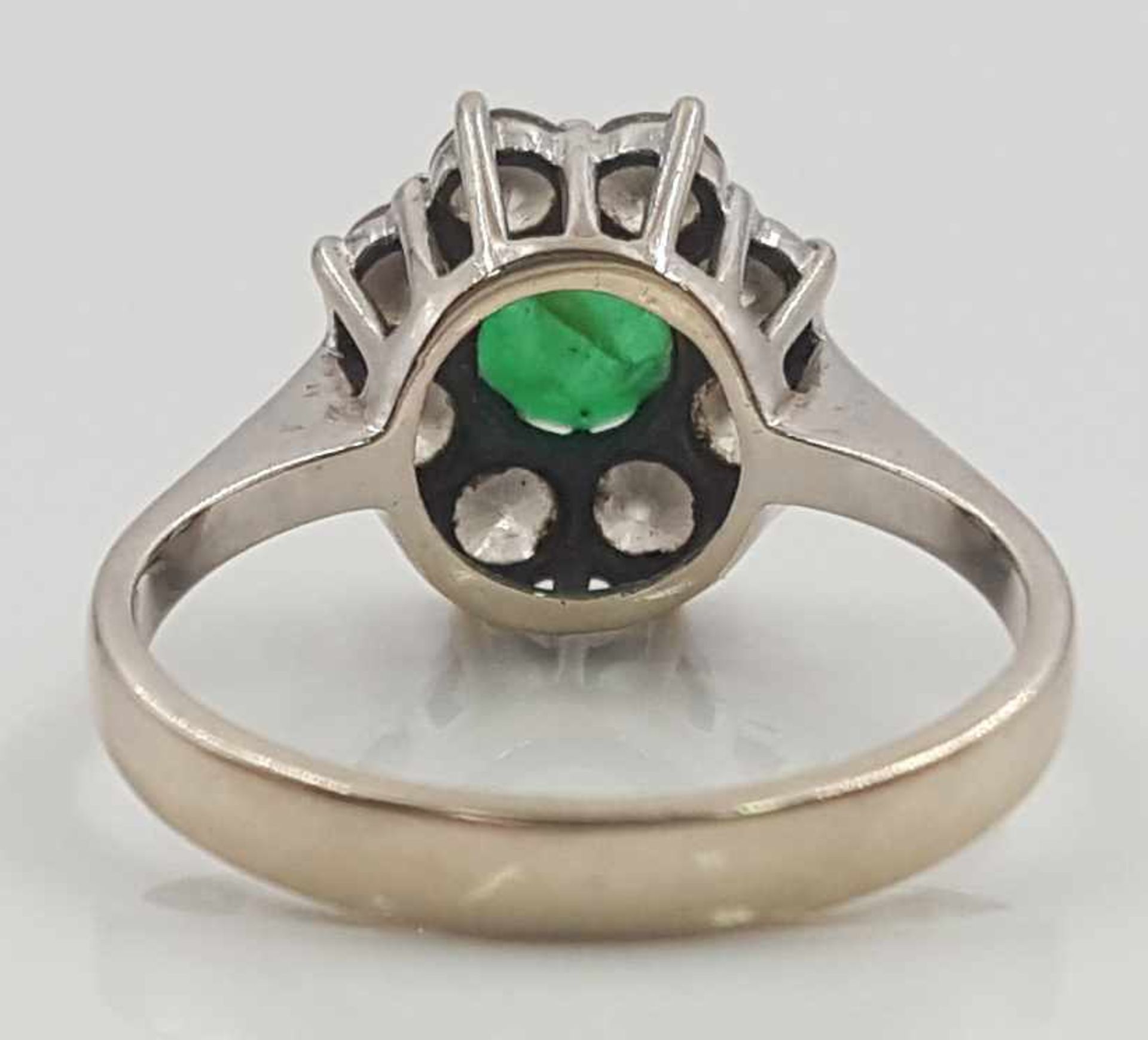 Ring, white gold 585, with central emerald and 8 diamonds. - Bild 2 aus 7