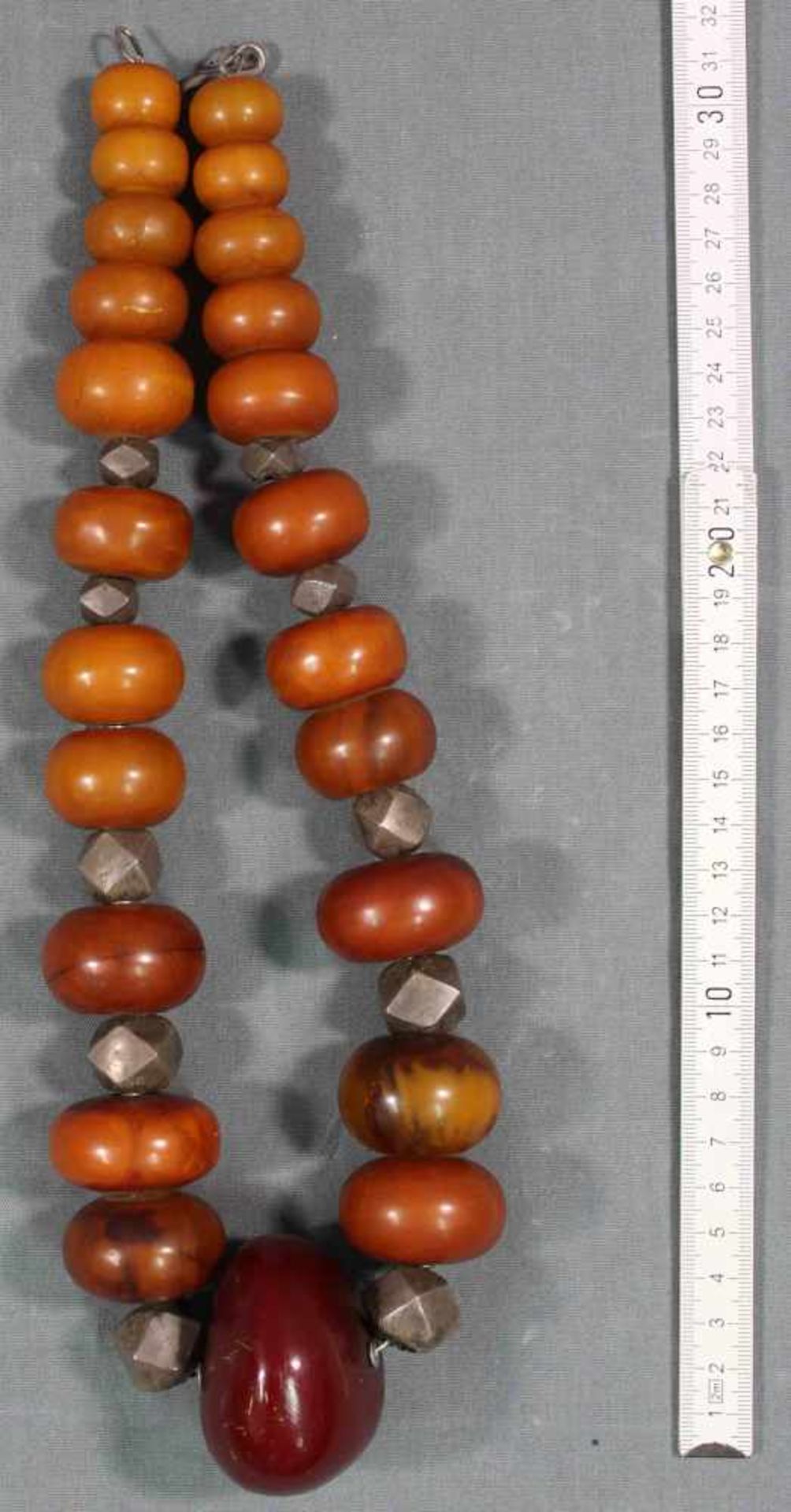 Amber necklace. Proably Africa. Blood colored center stone circa 55 mm. - Image 2 of 5