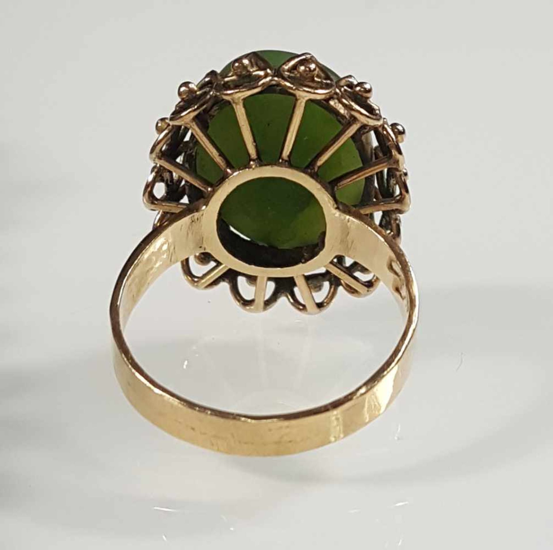 Ring and three-row chain. Jade and yellow gold 18 carat. - Image 10 of 14