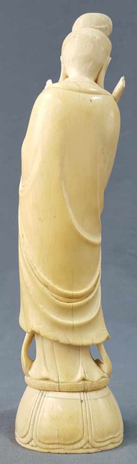 Lady with blessing hand and vessel. China / Japan. Ivory. Old, around 1920. - Image 3 of 7