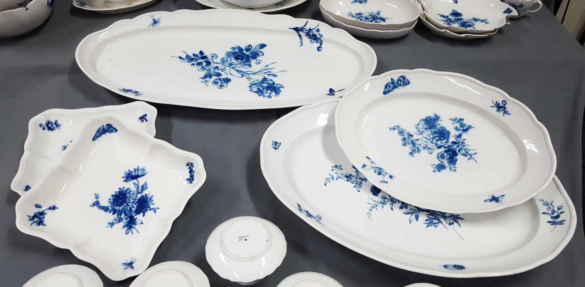 Meissen porcelain, ''Blaue Blume mit Insekten''. - Image 13 of 19