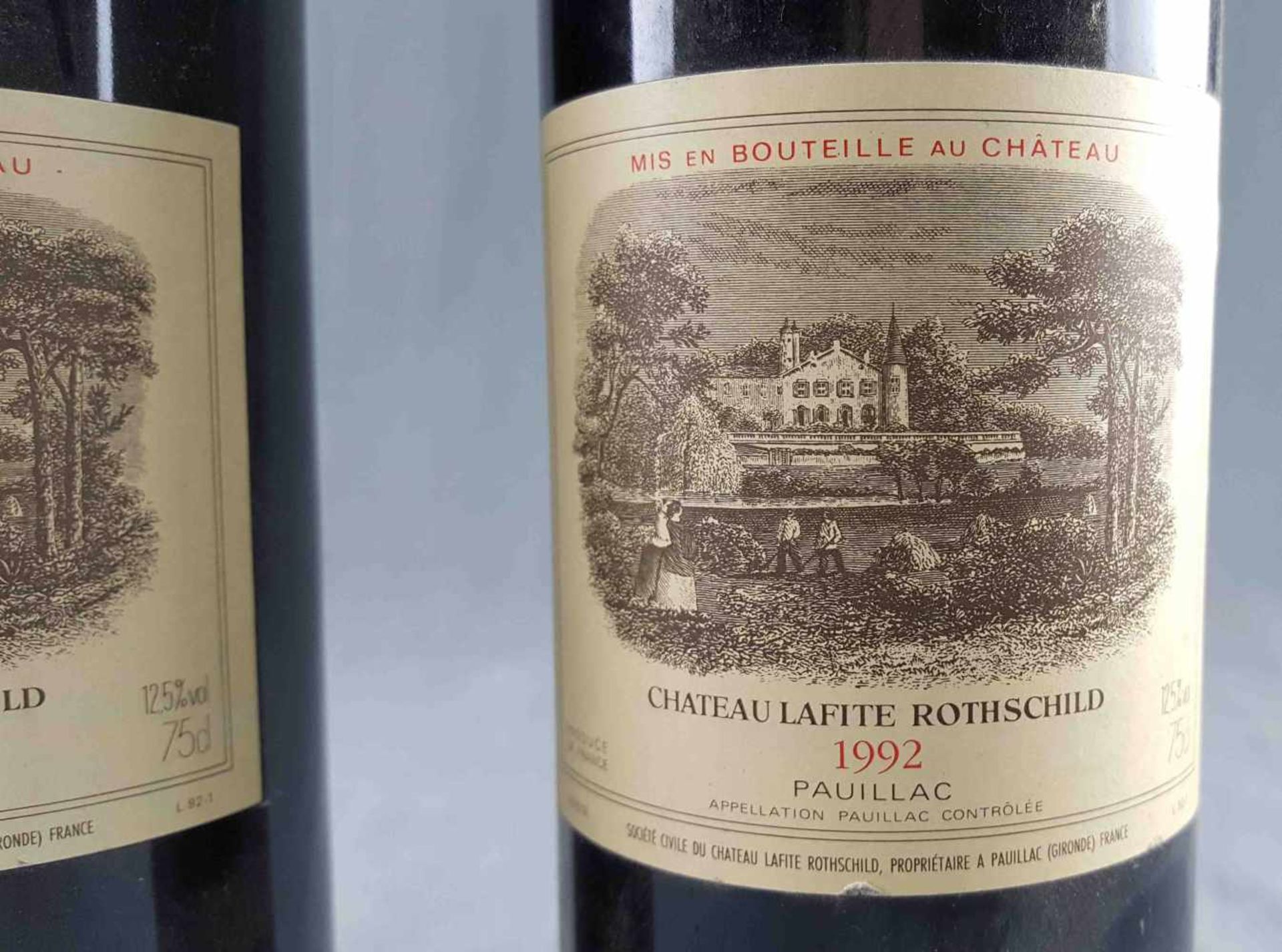 1992 Chateau Lafite Rothschild. 1er Grand Cru Classé. 2 whole bottles.< - Bild 2 aus 8