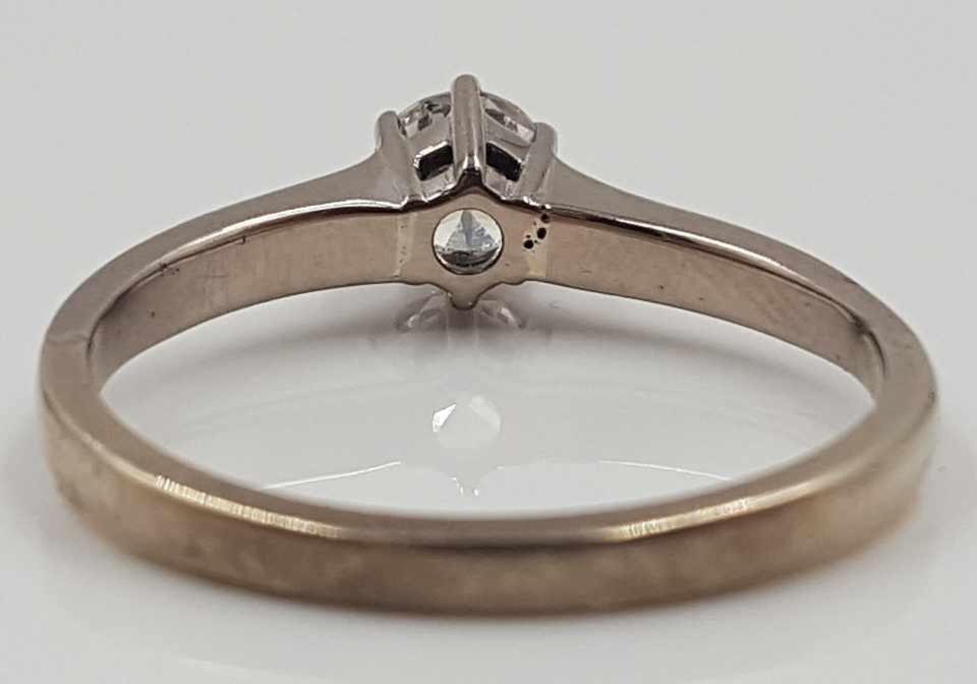 White gold 750 ring, with a solitaire diamond circa 0.4 carat - Image 2 of 6